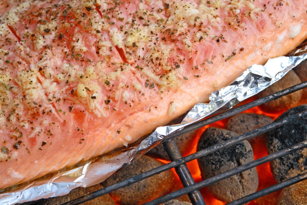Saumon en papillote au barbecue : une cuisson saine et savoureuse