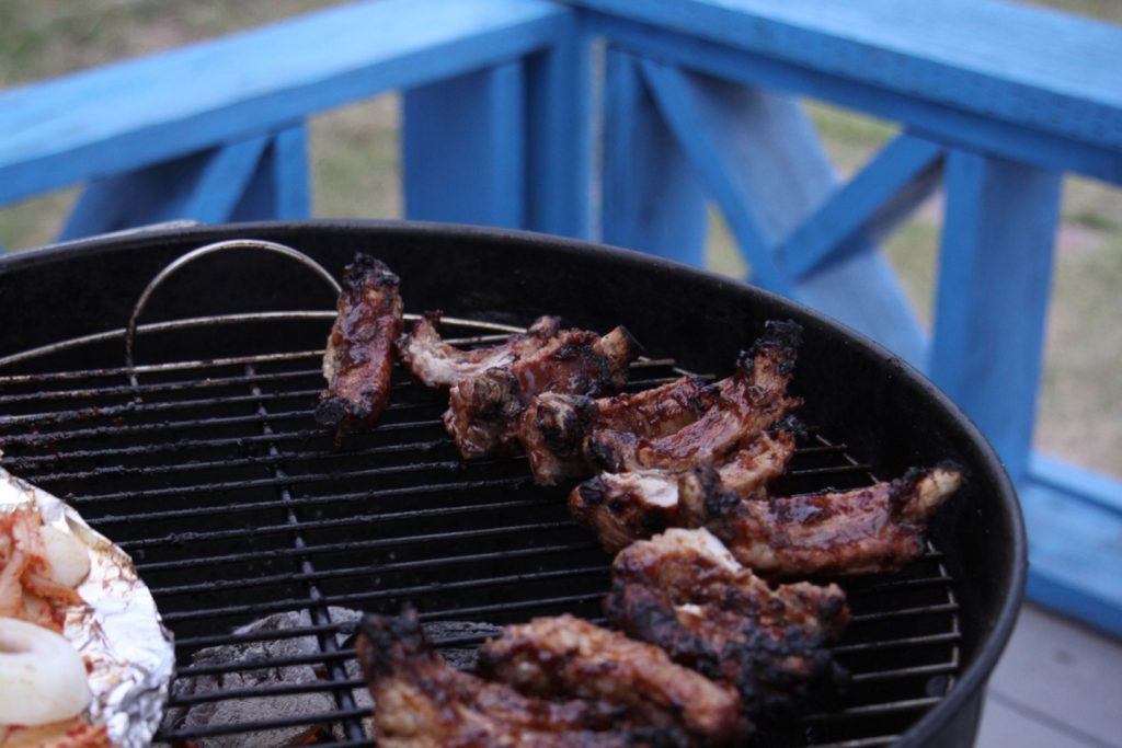 Peut-on mettre du bois dans un barbecue à charbon ?