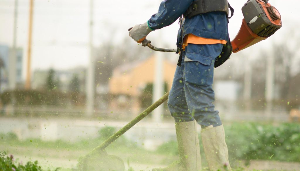 découvrez les avantages et inconvénients des débroussailleuses à dos pour faire un choix éclairé avant votre achat. guide complet pour bien choisir votre équipement de jardinage.