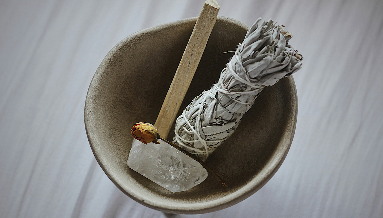 découvrez les éventuels dangers spirituels liés à la brûlure de la sauge et les précautions à adopter pour une pratique sûre et respectueuse.