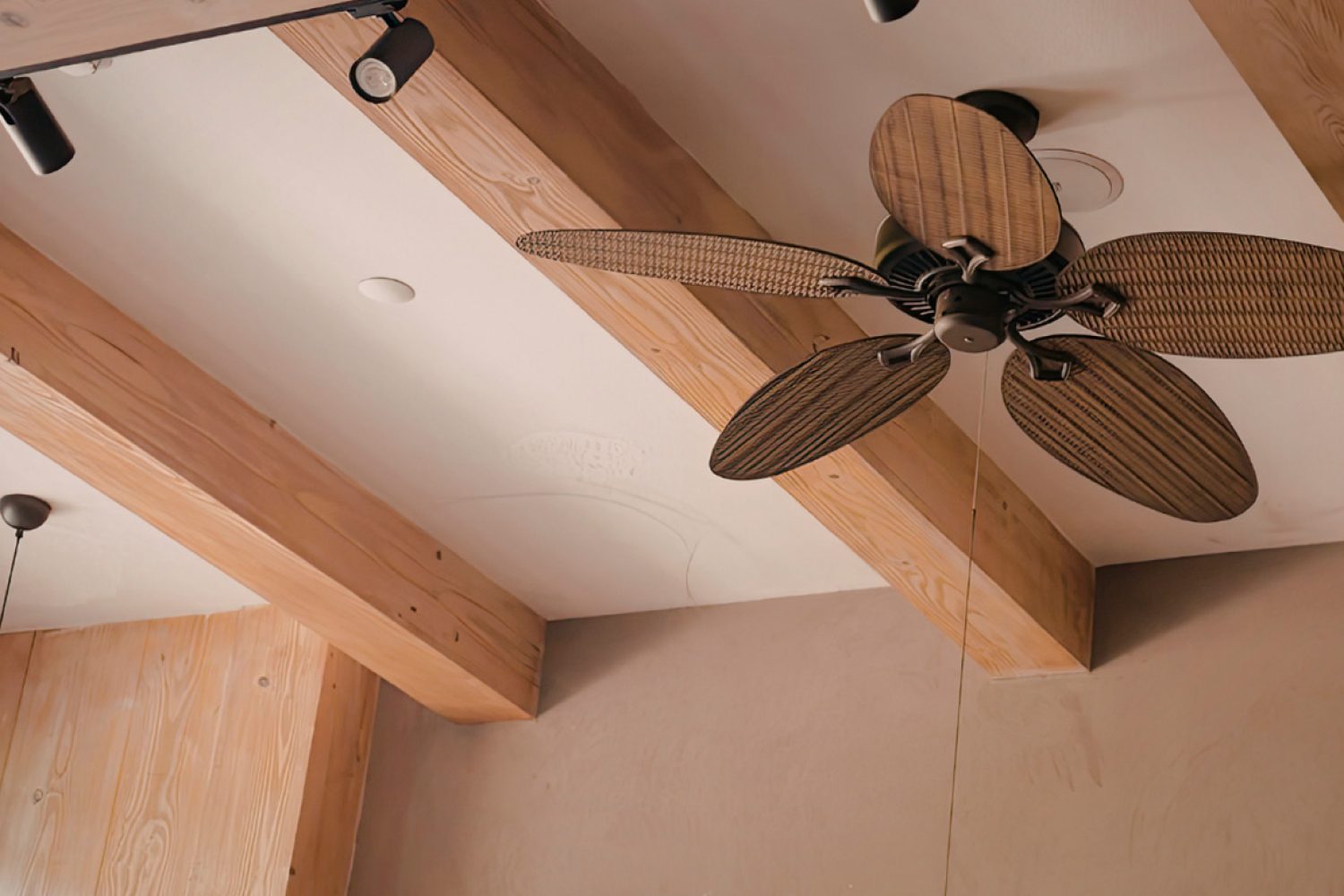 Comment choisir un ventilateur de plafond : critères essentiels et erreurs à éviter