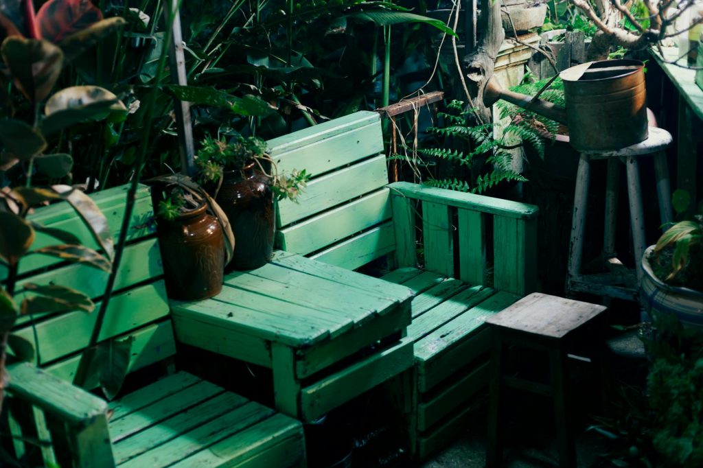 Aménager un petit jardin de — petit jardin avec plantes et mobilier