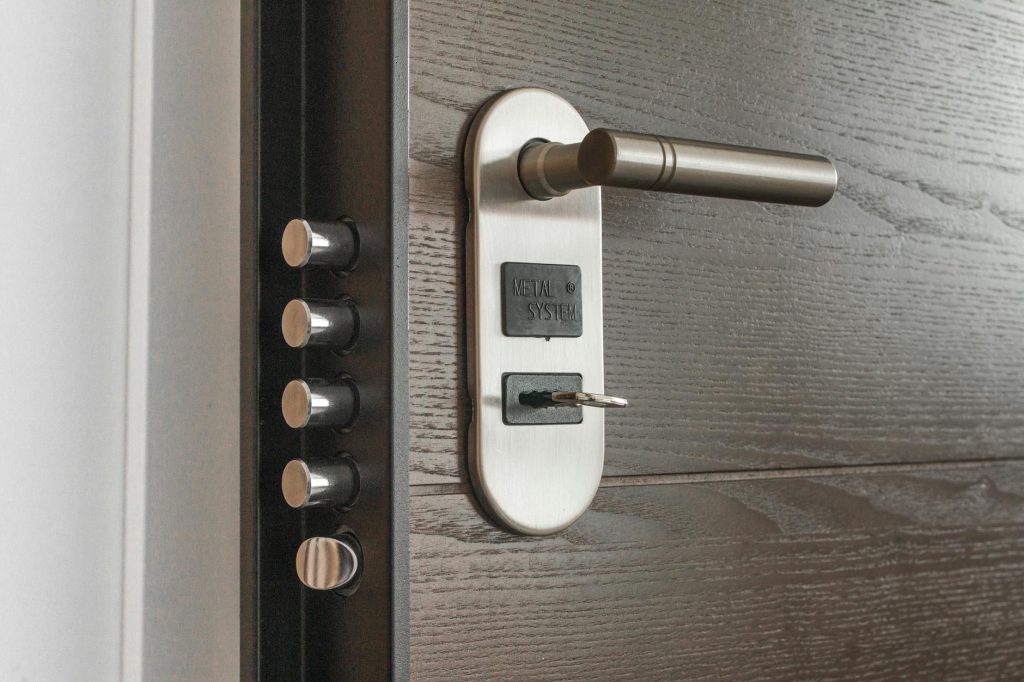 Comment ouvrir une porte d’entrée — outils de réparation serrure de porte