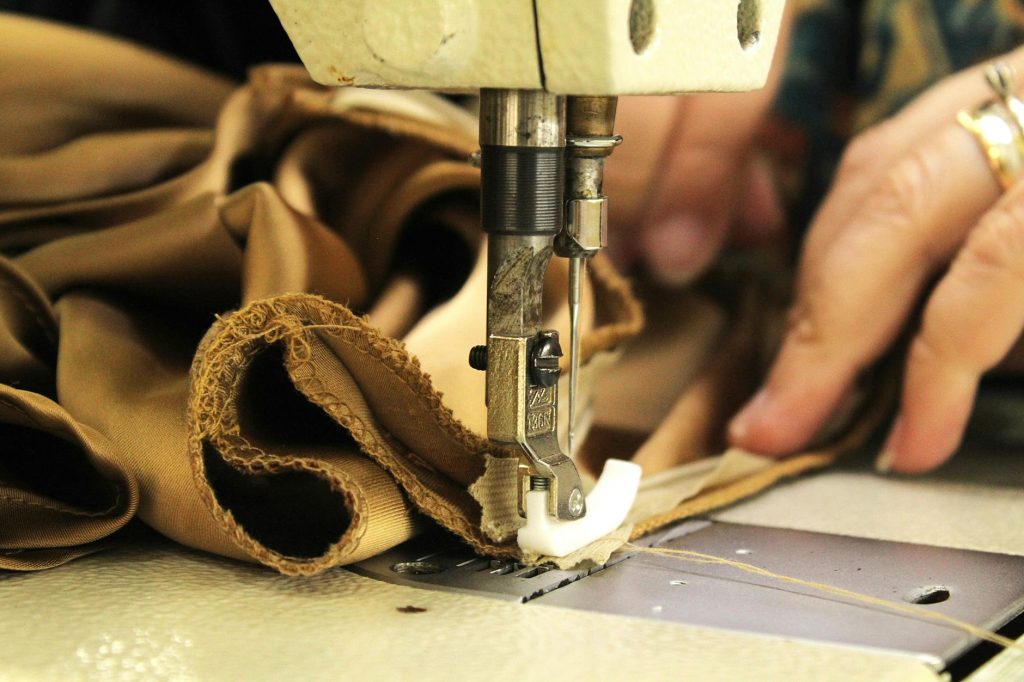 Festonnage qu’est-ce que c’est et — machine à coudre avec tissu festonné