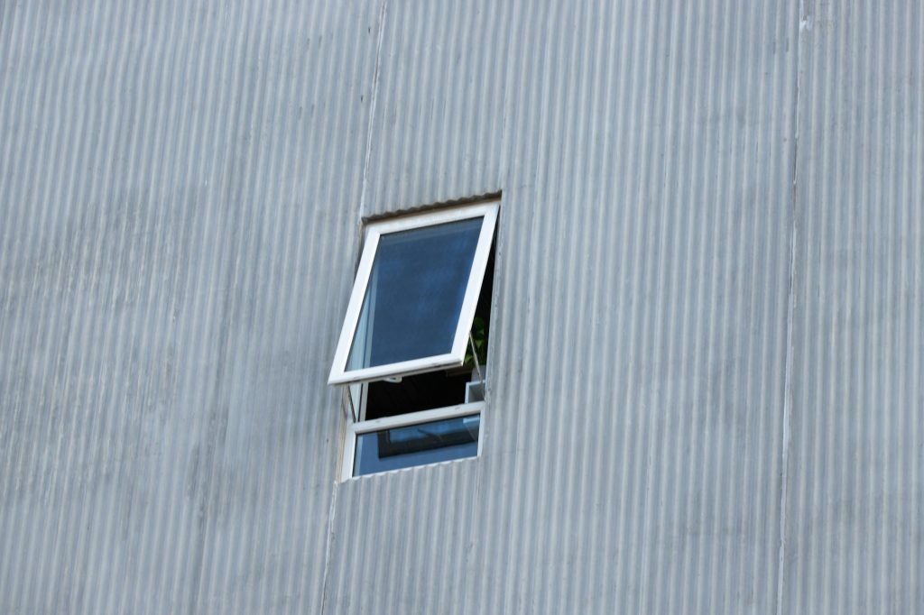 Vasistas définition, usages et avantages — petite fenêtre ouverte pour ventilation