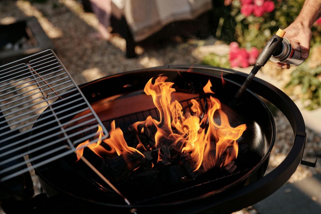 Barbecue au charbon ou au — barbecue au charbon et au gaz extérieur