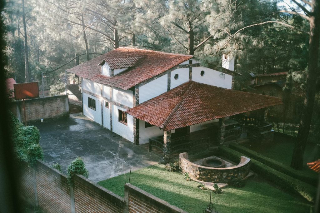 Conséquences d’un puits sous une — maison avec puits dans le jardin