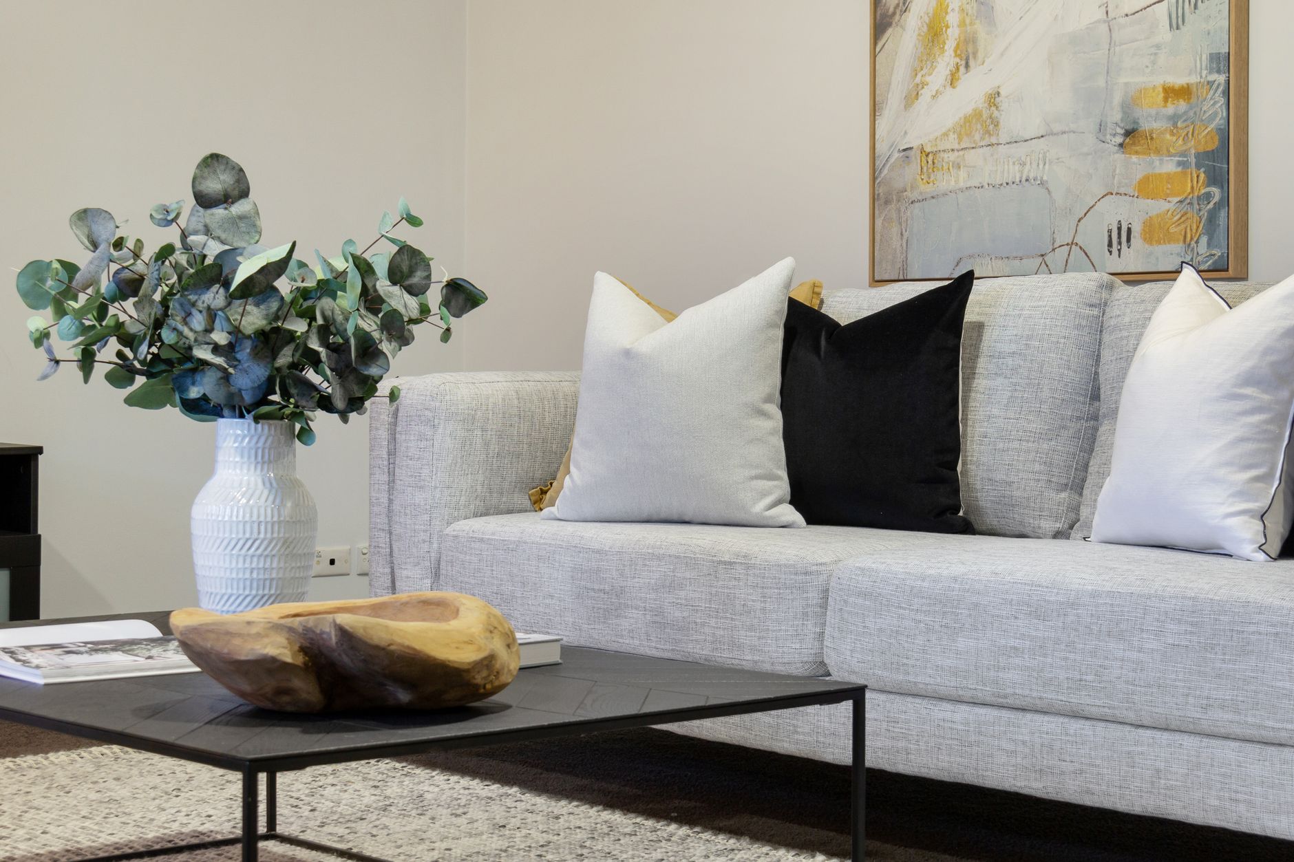 Combien de coussins sur un canapé 2 ou 3 places : les bonnes fourchettes pour un beau rendu — canapé avec arrangement de coussins décoratifs