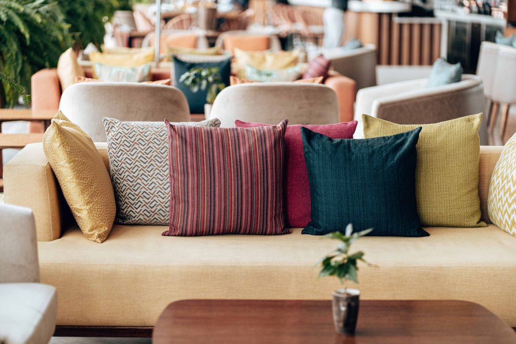 Combien de coussins sur un — canapé avec arrangement de coussins décoratifs
