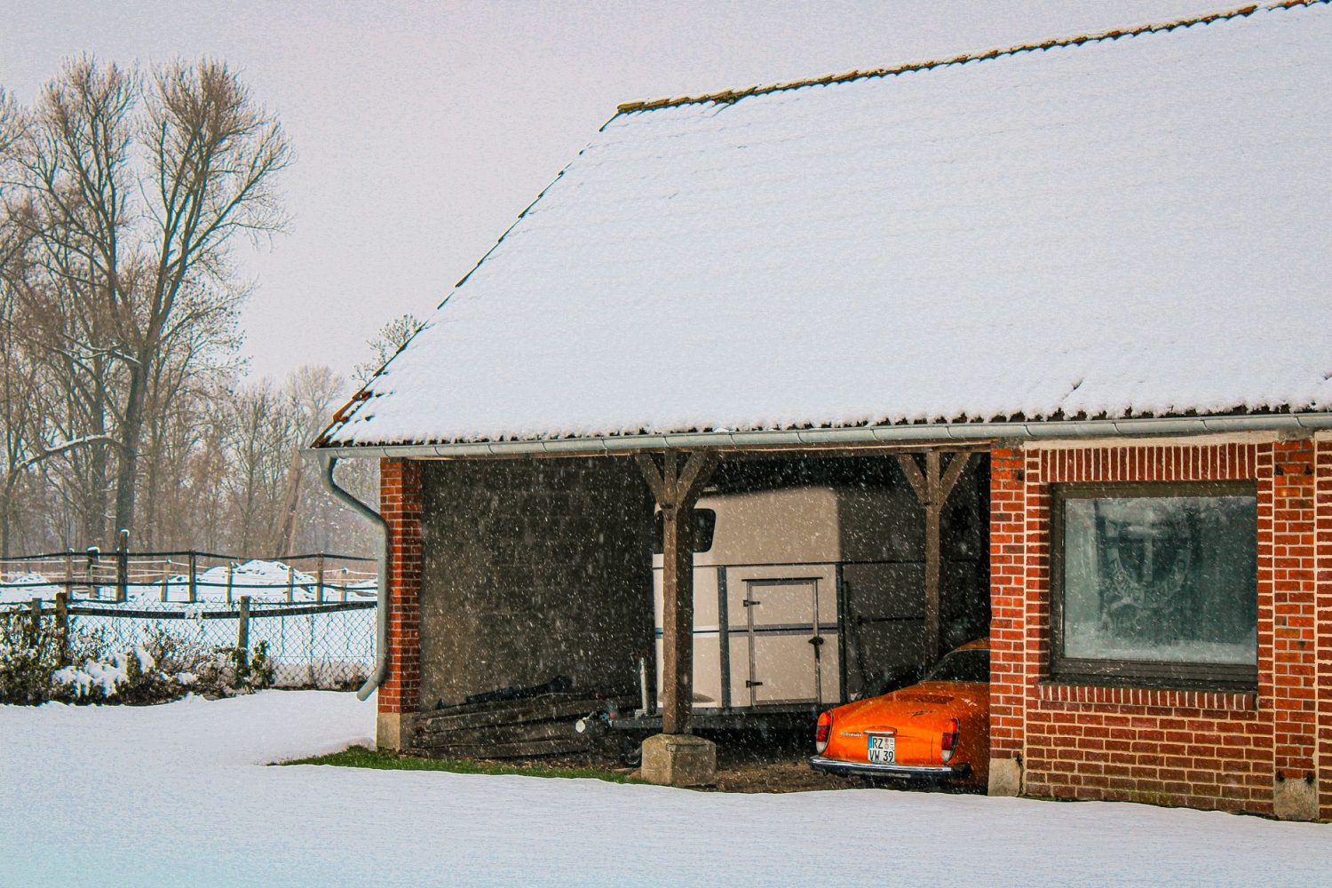 Comment fermer un carport pour l’hiver : solutions démontables et économiques
