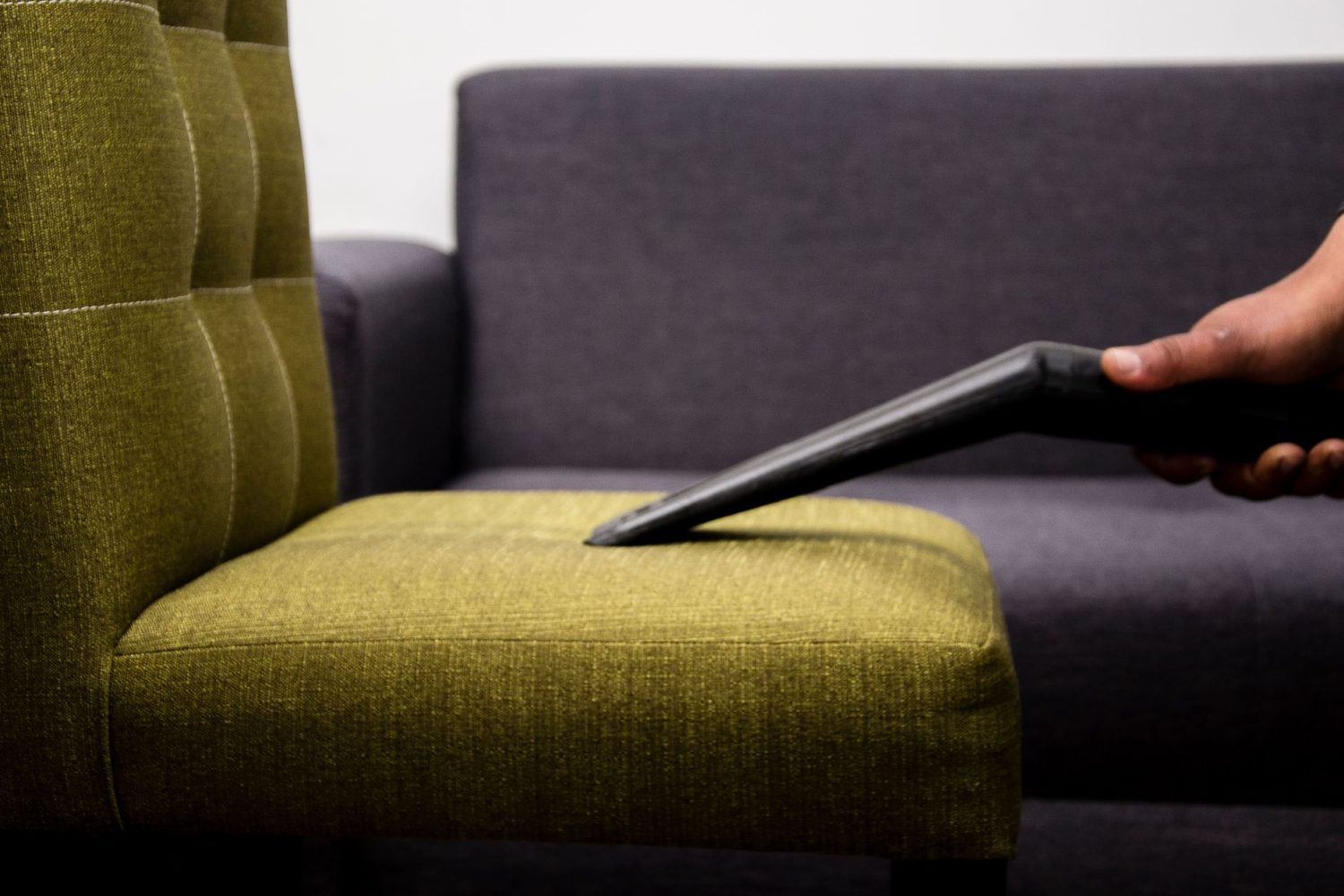 Comment nettoyer un canapé en tissu non déhoussable à la maison