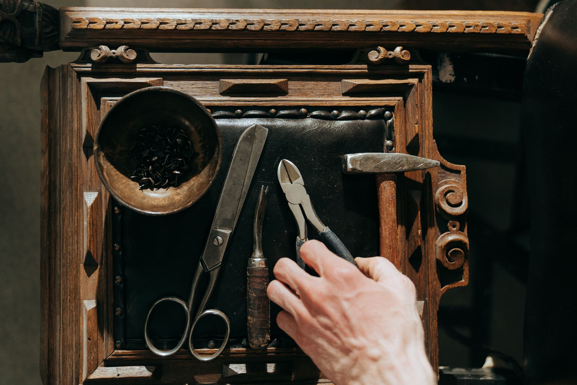 Rénovation canapé cuir : bien préparer le terrain avant de toucher à la couleur — outils de nettoyage et réparation canapé cuir