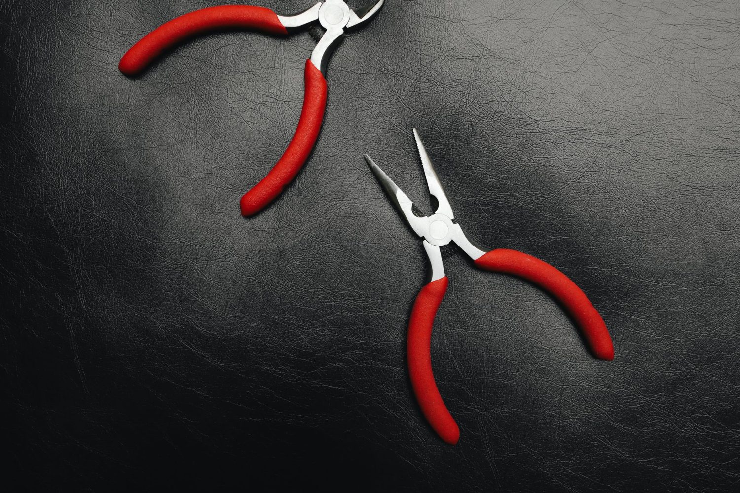 Comment rénover un canapé en cuir : nettoyage, réparation et recoloration