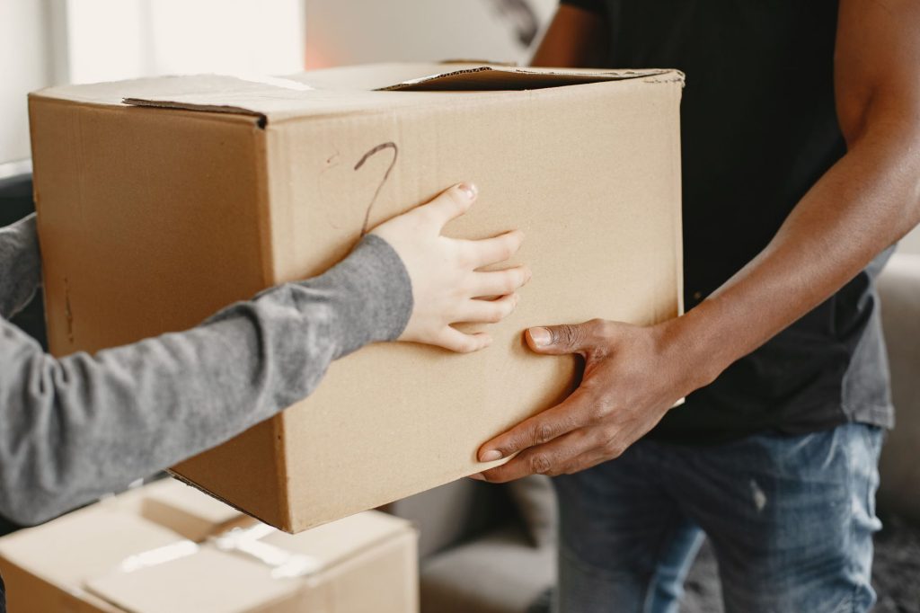 Comment se débarrasser d’un canapé — personne donnant un vieux canapé