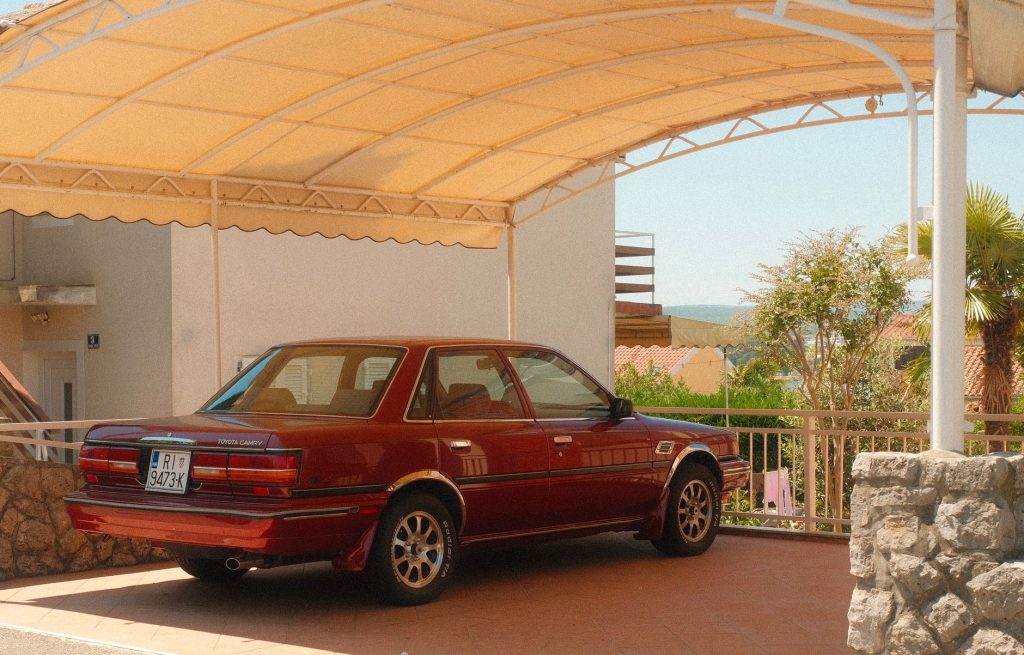 Est-ce qu’un carport est imposable — carport dans un quartier résidentiel