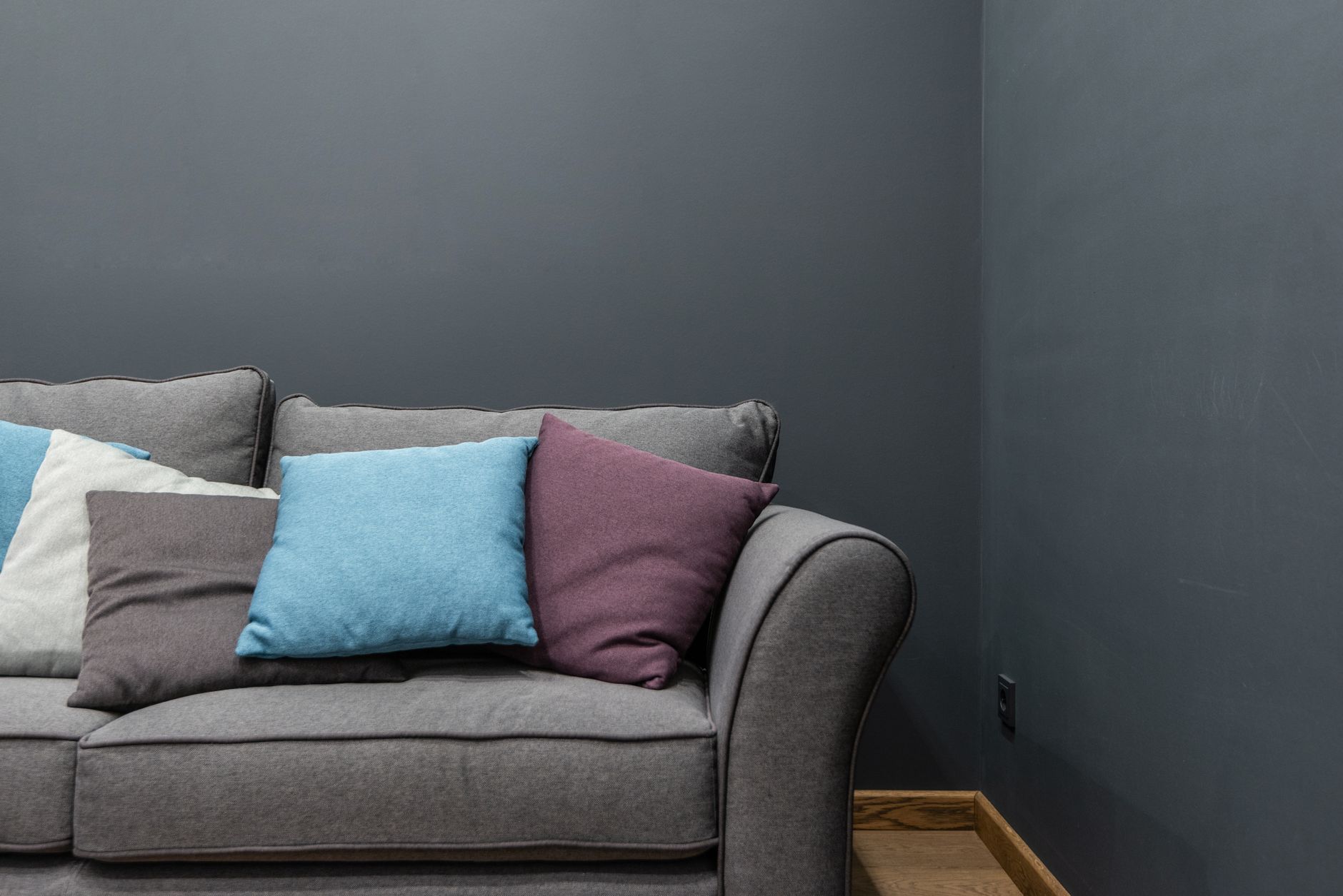 Canapé gris clair et choix de coussins : comprendre l’impact des couleurs — canapé gris clair avec coussins colorés