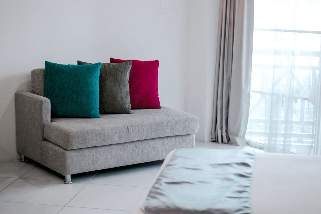 Quel coussin pour un canapé — canapé gris clair avec coussins colorés