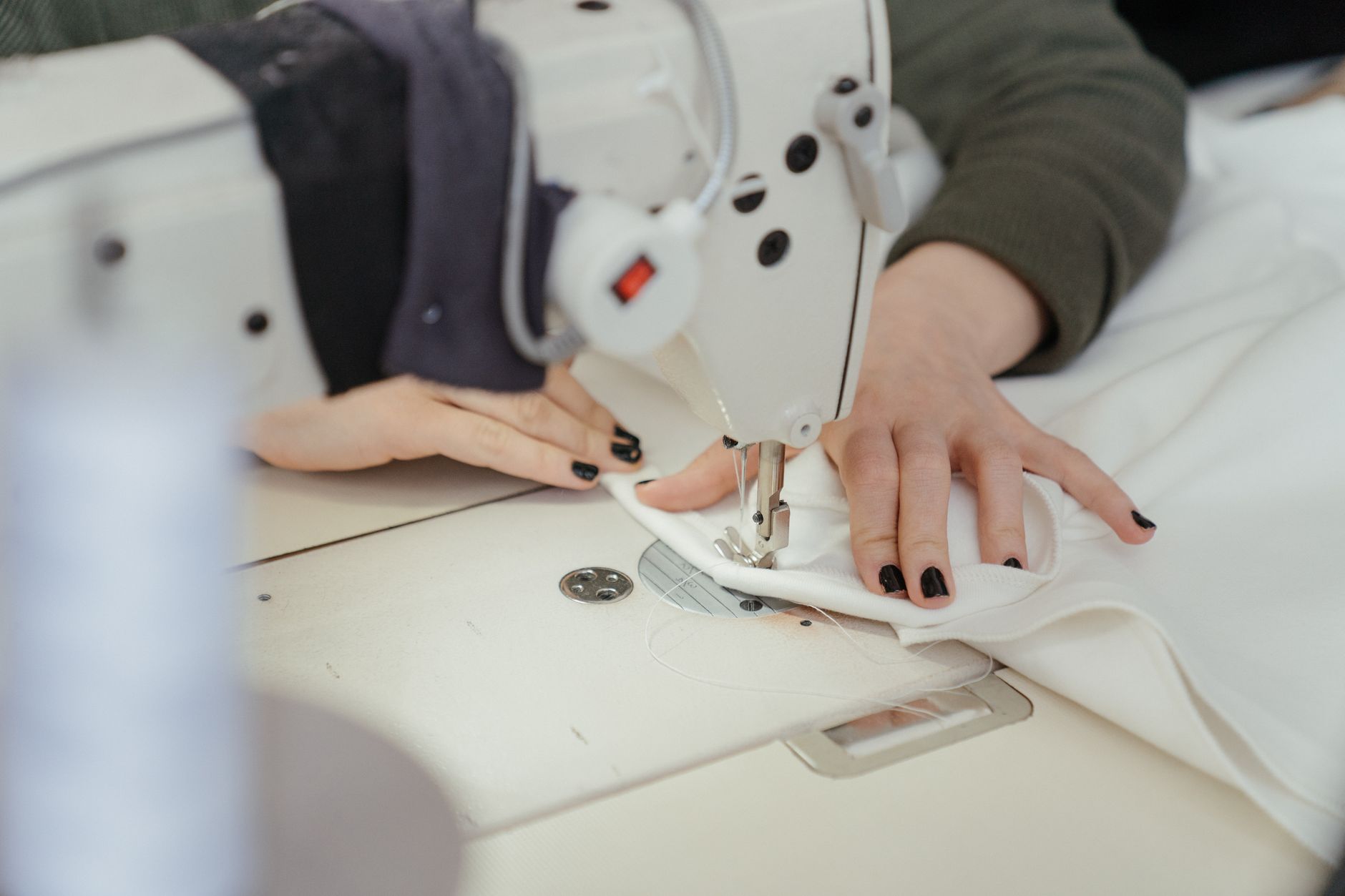 Pourquoi coudre une housse de canapé sur mesure change vraiment la vie du salon — processus de couture de housse de canapé