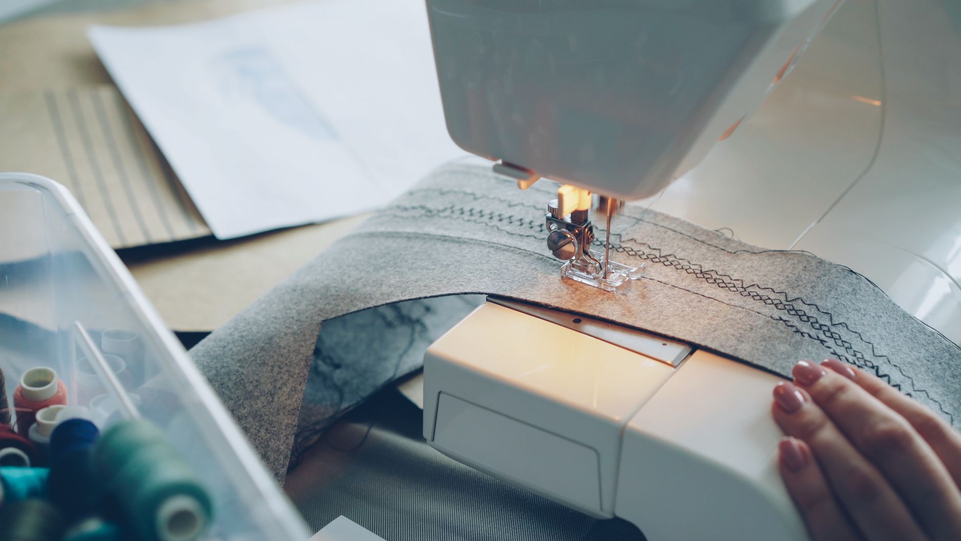 Choisir le bon tissu pour une housse de canapé d’angle durable et agréable à vivre — processus de couture housse canapé d'angle