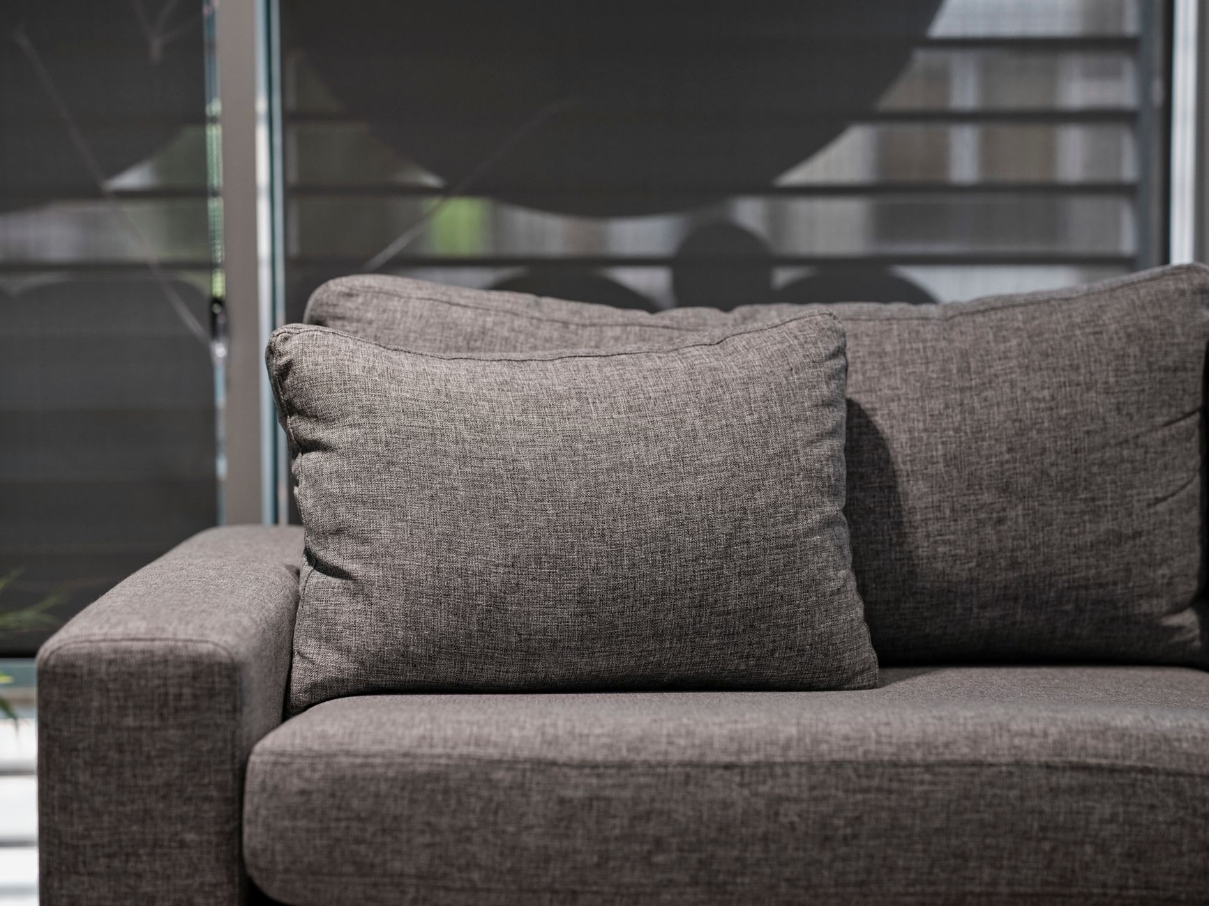 Identifier le tissu avant de nettoyer un canapé en tissu avec des méthodes maison — nettoyage canapé en tissu avec produits naturels