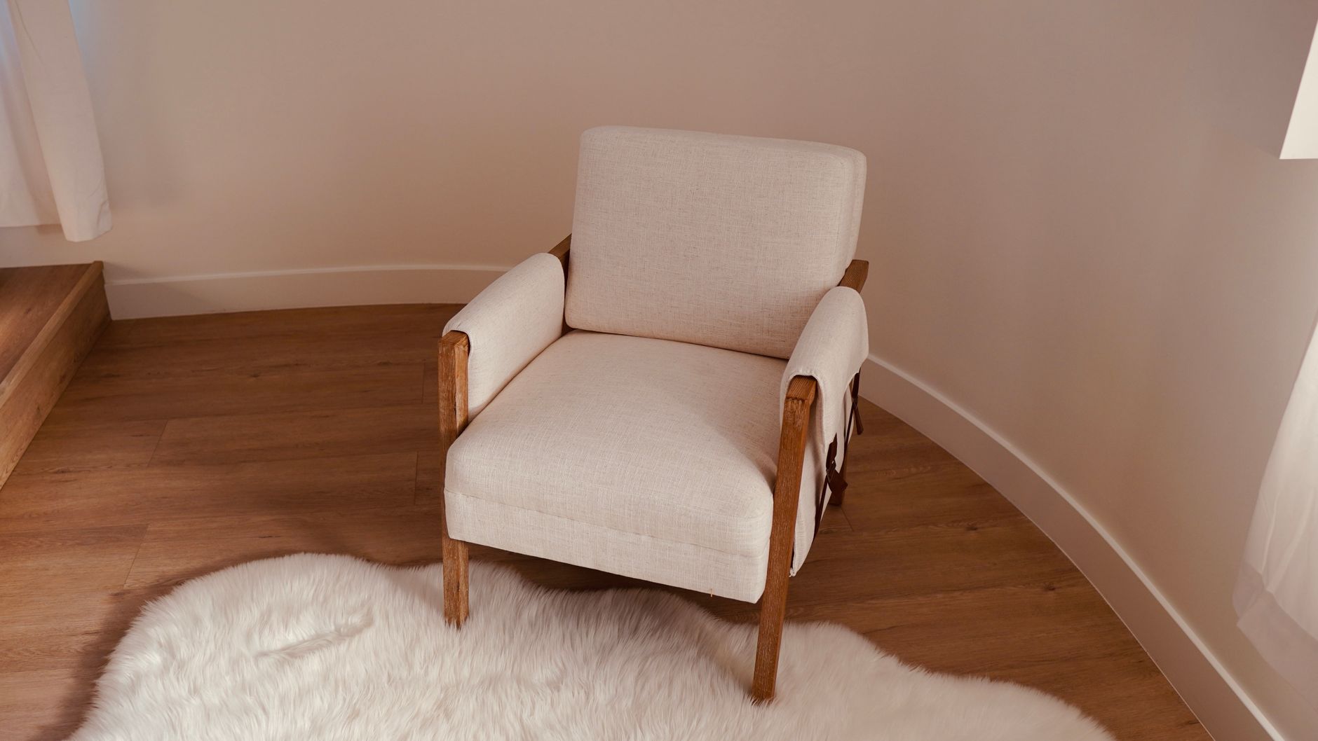Préparer le nettoyage d’un fauteuil en tissu non déhoussable sans faire de dégâts — nettoyage fauteuil en tissu avec brosse