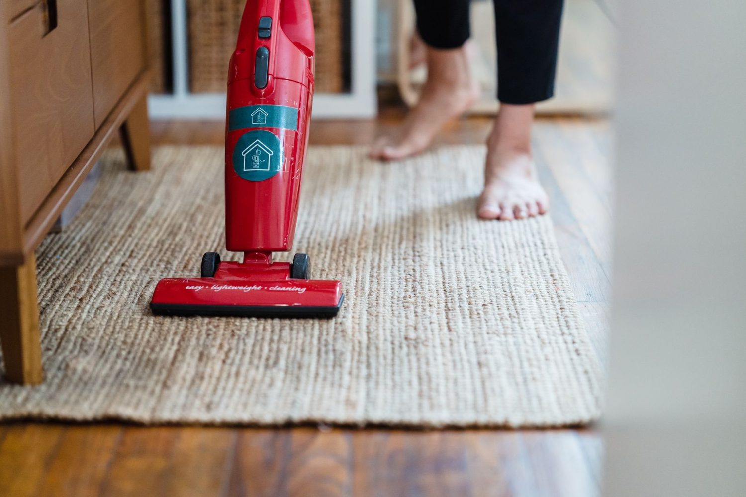 Comment nettoyer un tapis d’entrée : à la main, en machine ou au nettoyeur