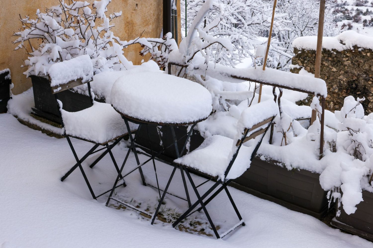 Quelle taille de housse pour table de jardin : bien mesurer pour bien protéger