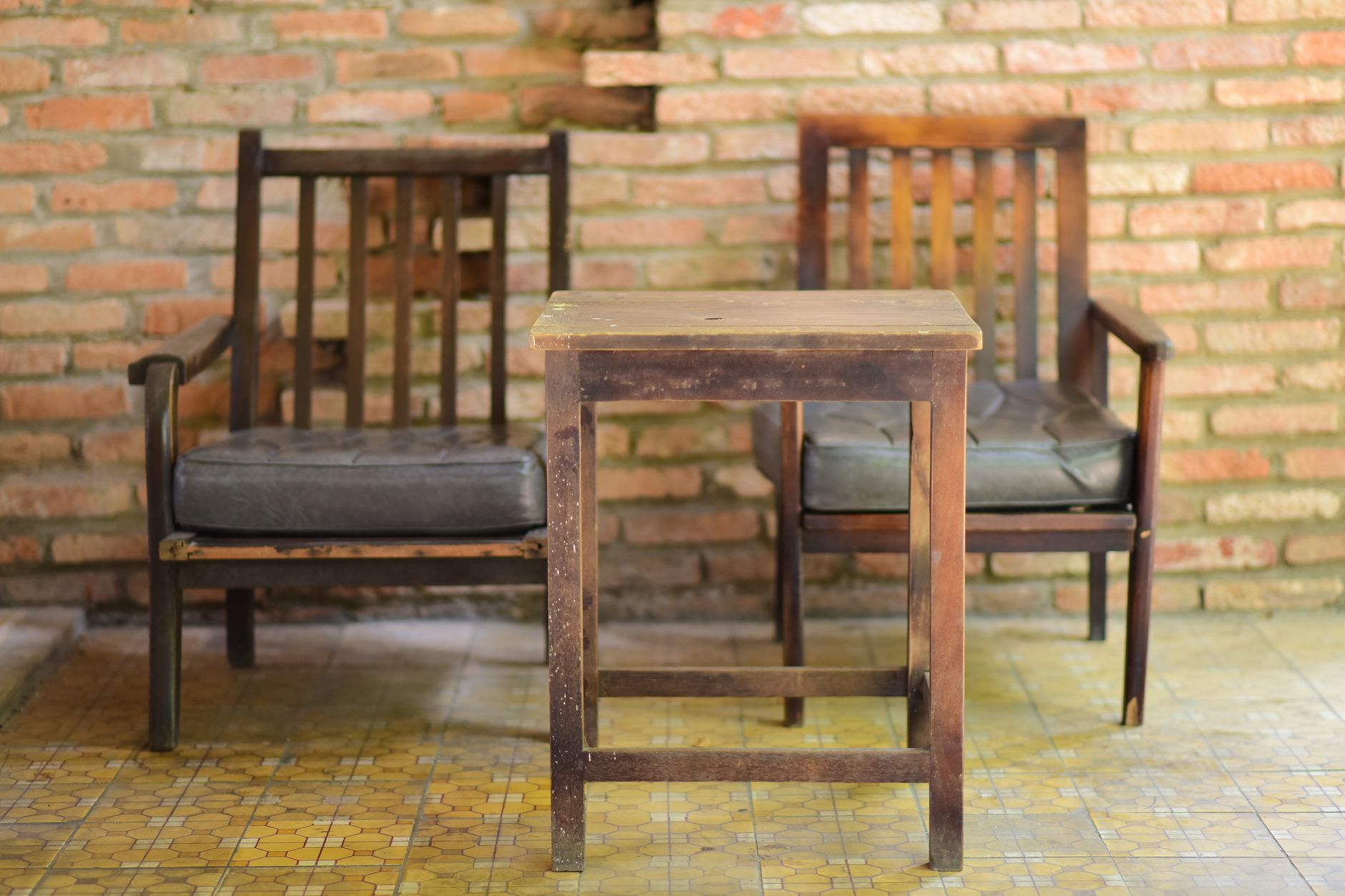 Quelles chaises avec une table en bois ancienne : choisir entre harmonie douce et contraste assumé — table en bois ancienne avec chaises modernes