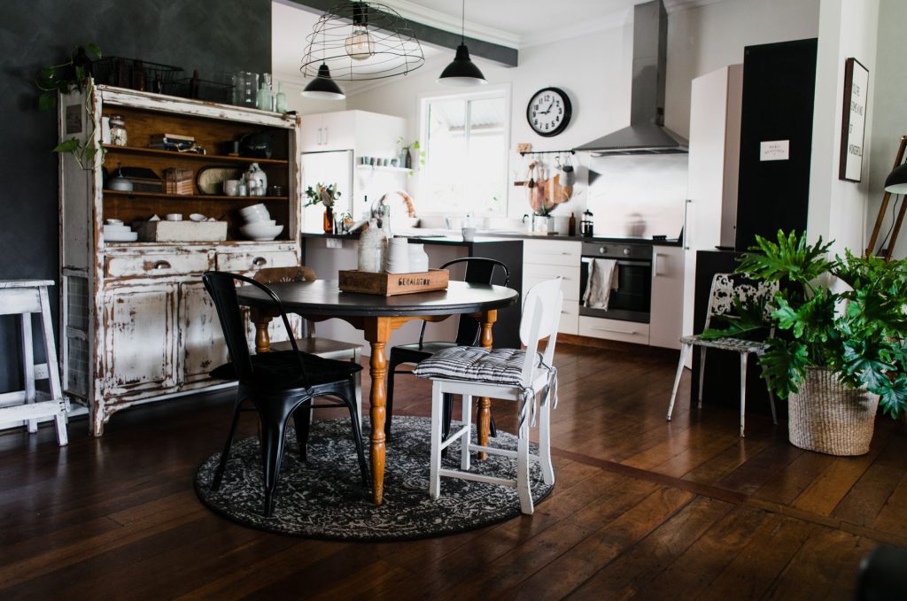 Quelles chaises avec une table — table en bois ancienne avec chaises modernes