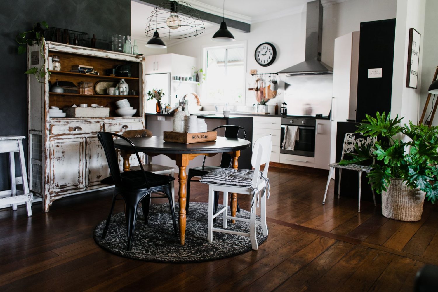 Quelles chaises avec une table en bois ancienne : styles qui matchent vraiment