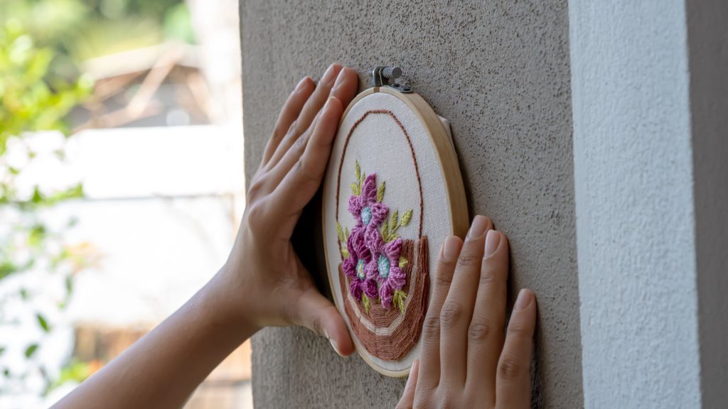 Comment encadrer une broderie montage, — broderie encadrée art mural