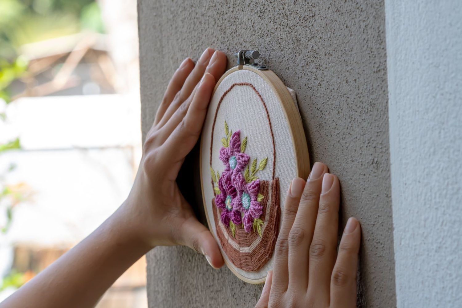 Comment encadrer une broderie : montage, tension et choix du cadre