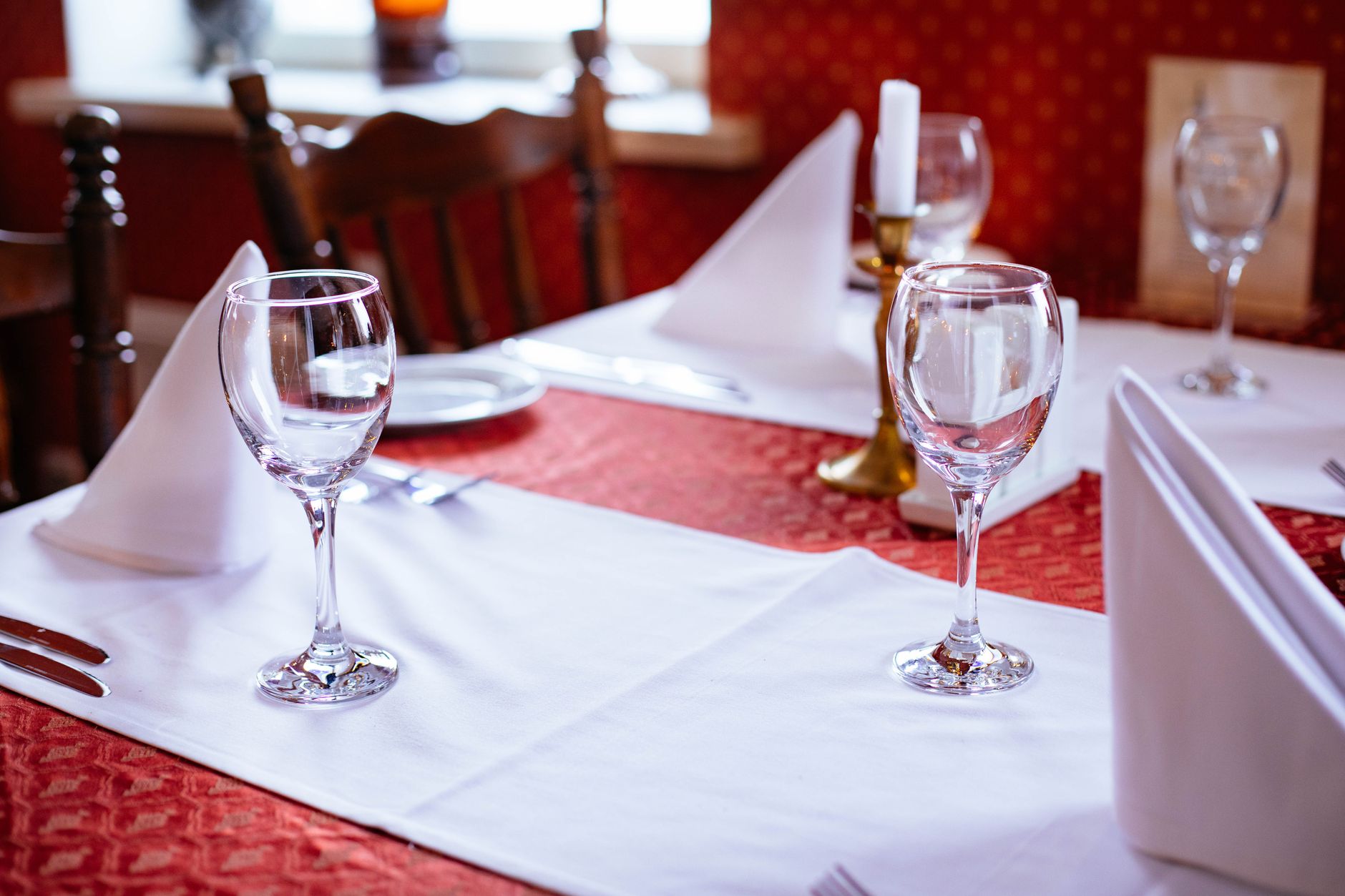 Placement des verres à table : le repère français à retenir — table à manger élégamment dressée avec verres