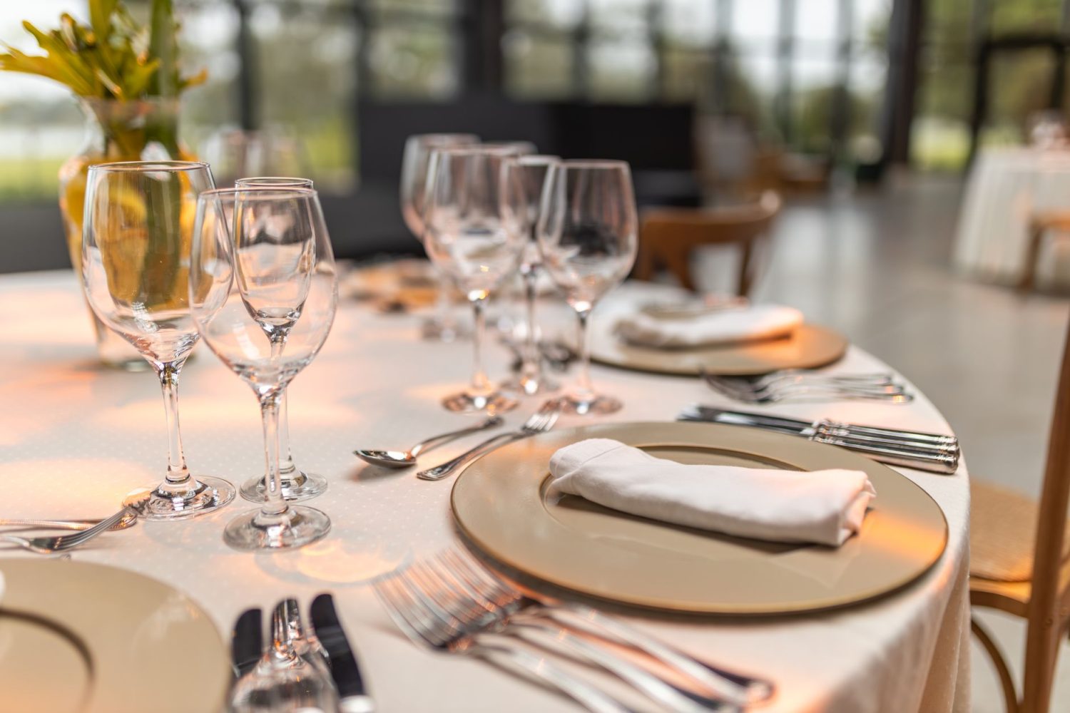 Comment mettre les verres sur une table : règles de base de l’art de la table