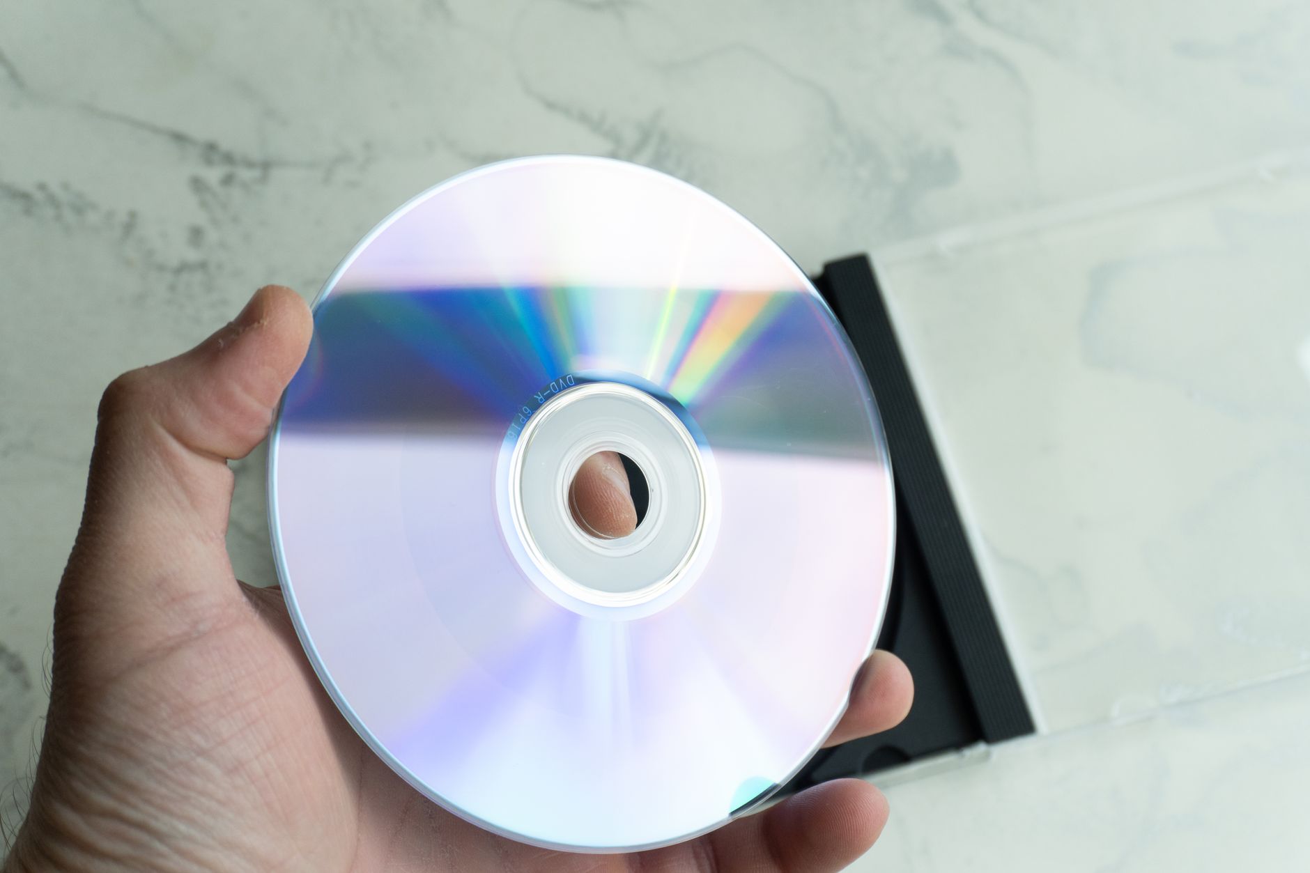 Comment nettoyer un CD sans l’abîmer avec une méthode simple et sûre — nettoyage CD avec un chiffon doux