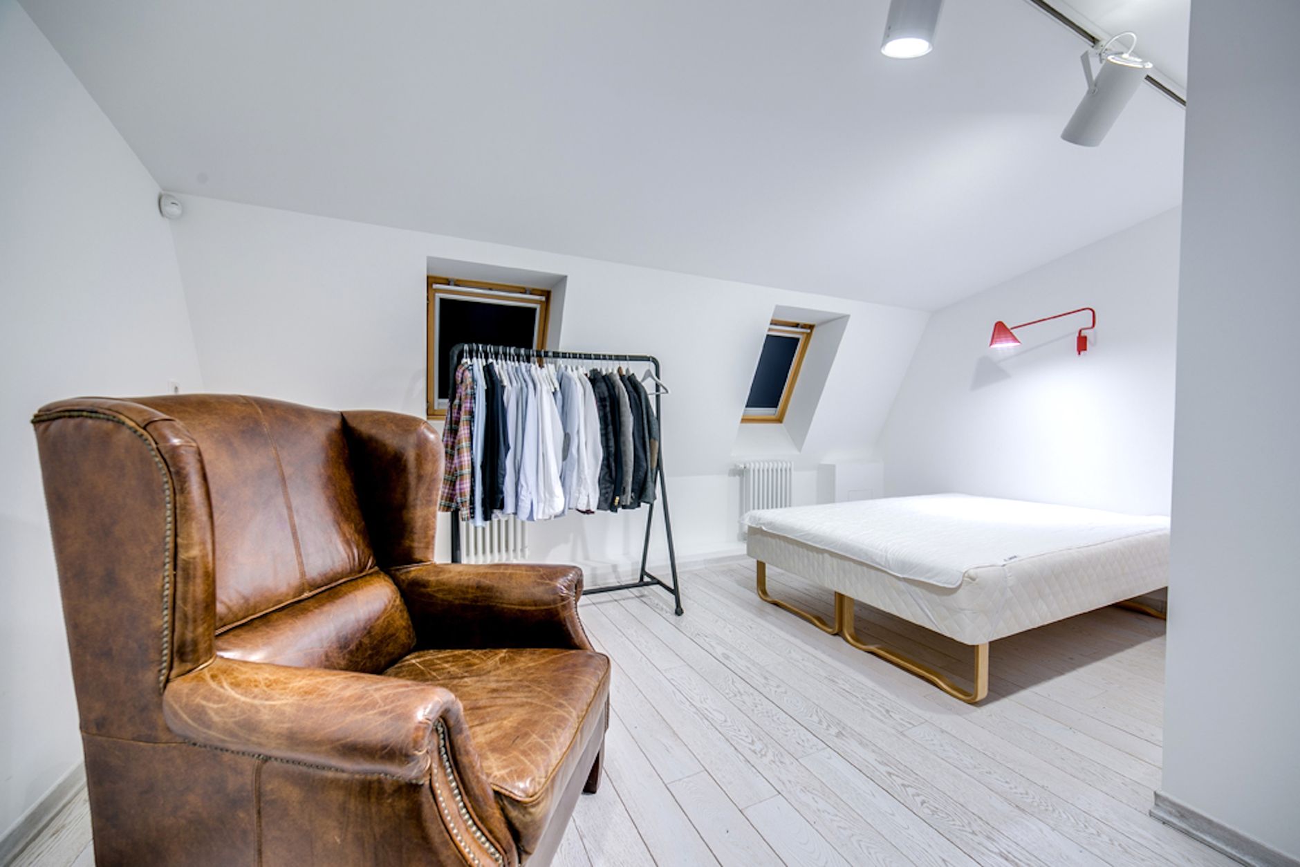 Nettoyer un fauteuil en cuir sans l’abîmer : gestes de base et produits fiables — nettoyage fauteuil en cuir avec produits