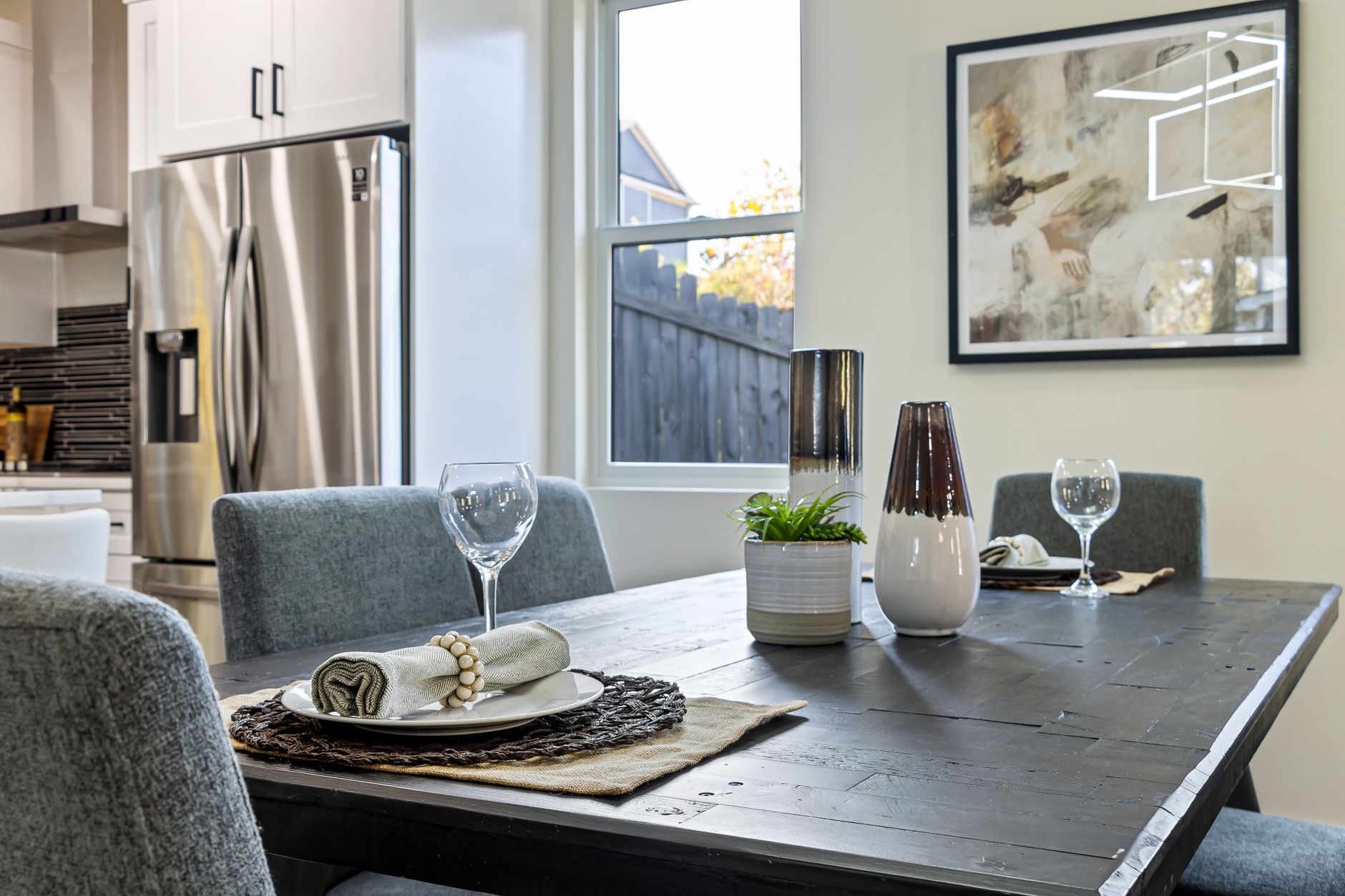Que poser sur une table de salle à manger au quotidien ? — table à manger avec objets décoratifs