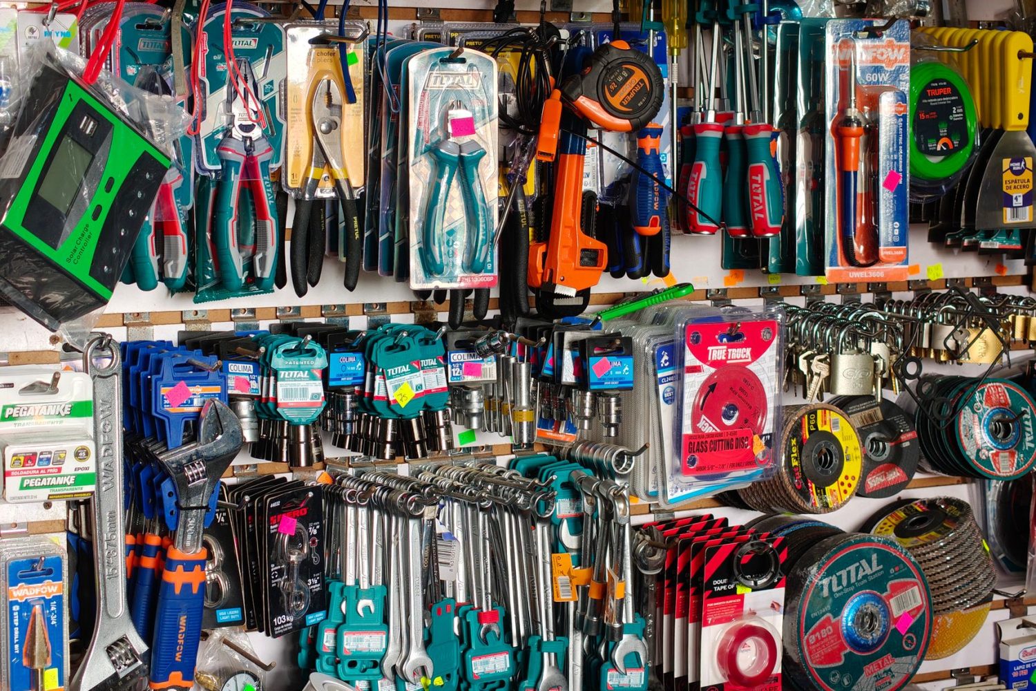 Quel est le magasin de bricolage le moins cher ? Comparer prix et services