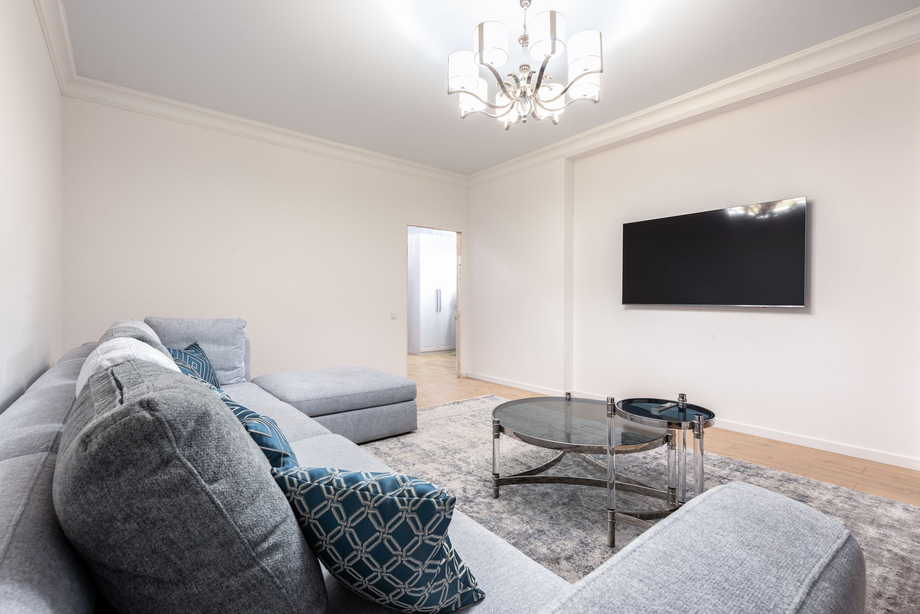 Quelle couleur de tapis avec un canapé gris clair, moyen ou anthracite — salon avec canapé gris et tapis