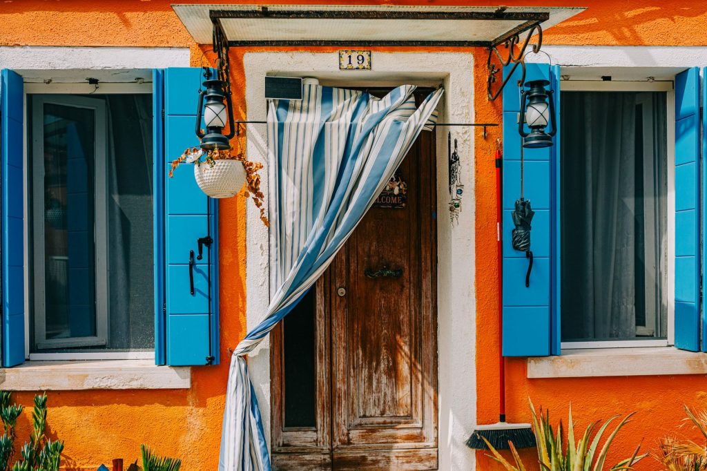 Quelle est la couleur complémentaire — déco maison bleu et orange