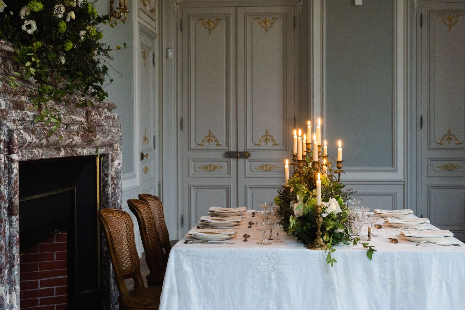 Comment dresser une table à la française : règles et placements traditionnels