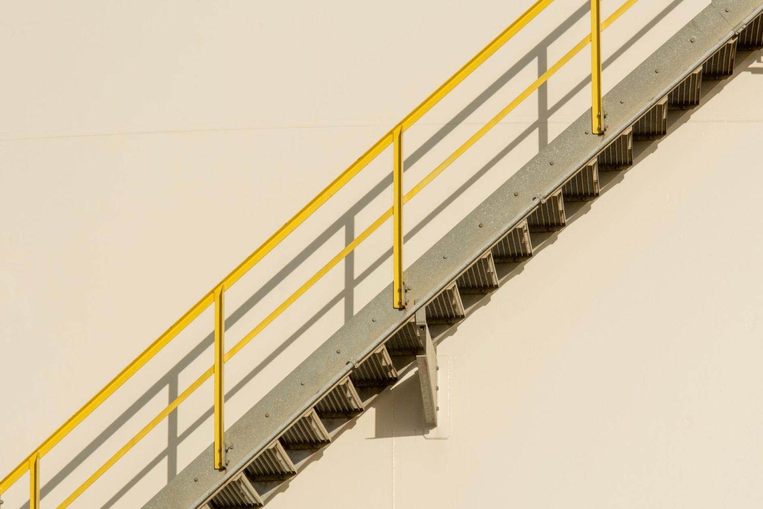 Comment fermer un escalier sans contremarche : solutions esthétiques et sécurisantes