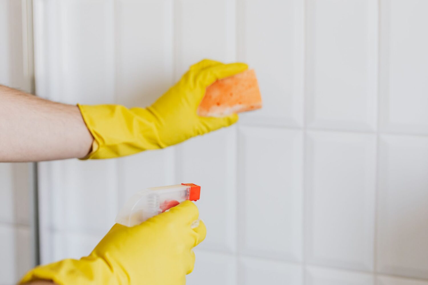 Comment nettoyer les joints de salle de bain : astuces anti-moisissures