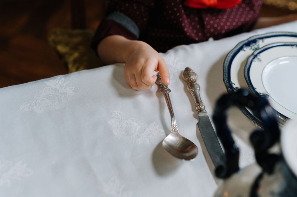 Comment reconnaître des couverts en — ensemble de couverts en argent sur table