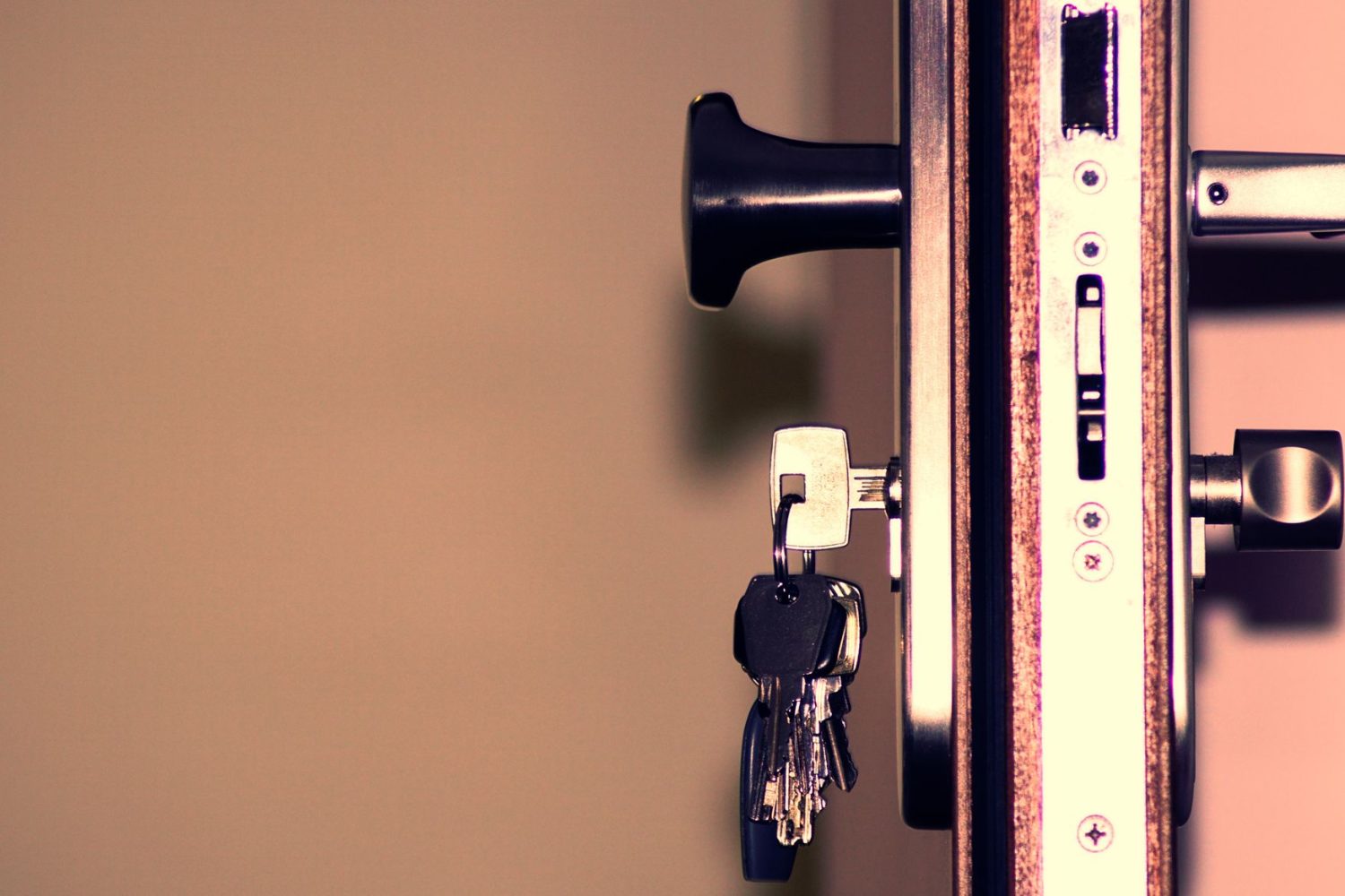 Faut-il laisser la clé dans la serrure côté intérieur ? Avantages et risques