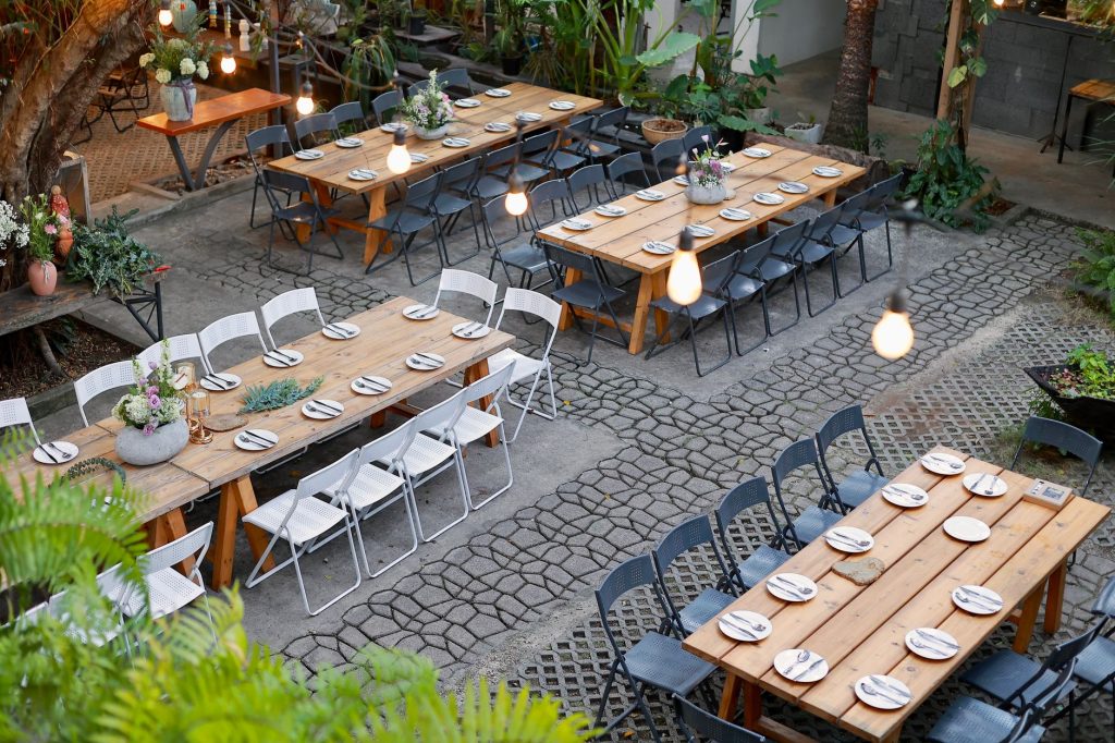 Peut-on mettre une table en — table en bois dans un jardin