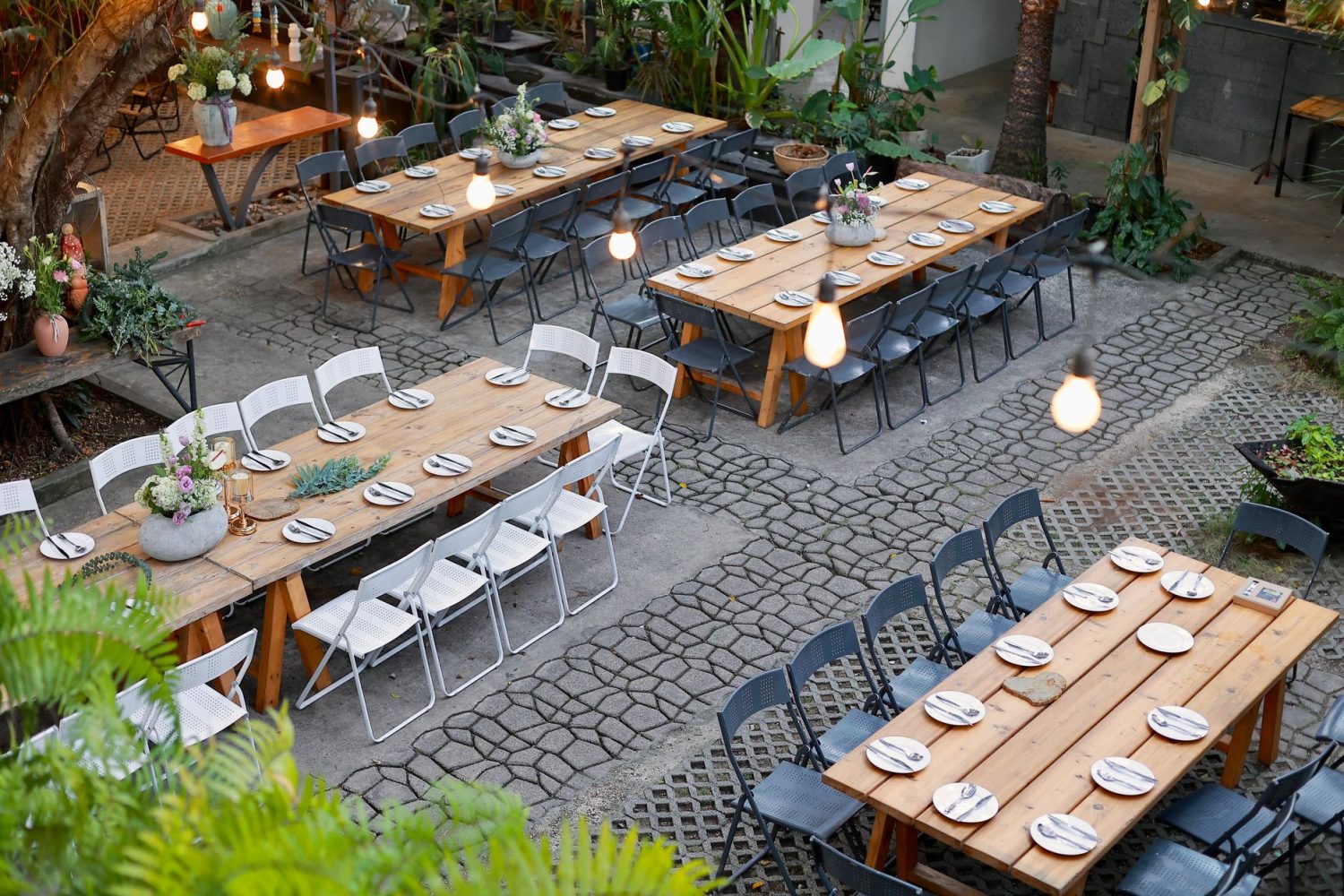 Peut-on mettre une table en bois dehors toute l’année ?
