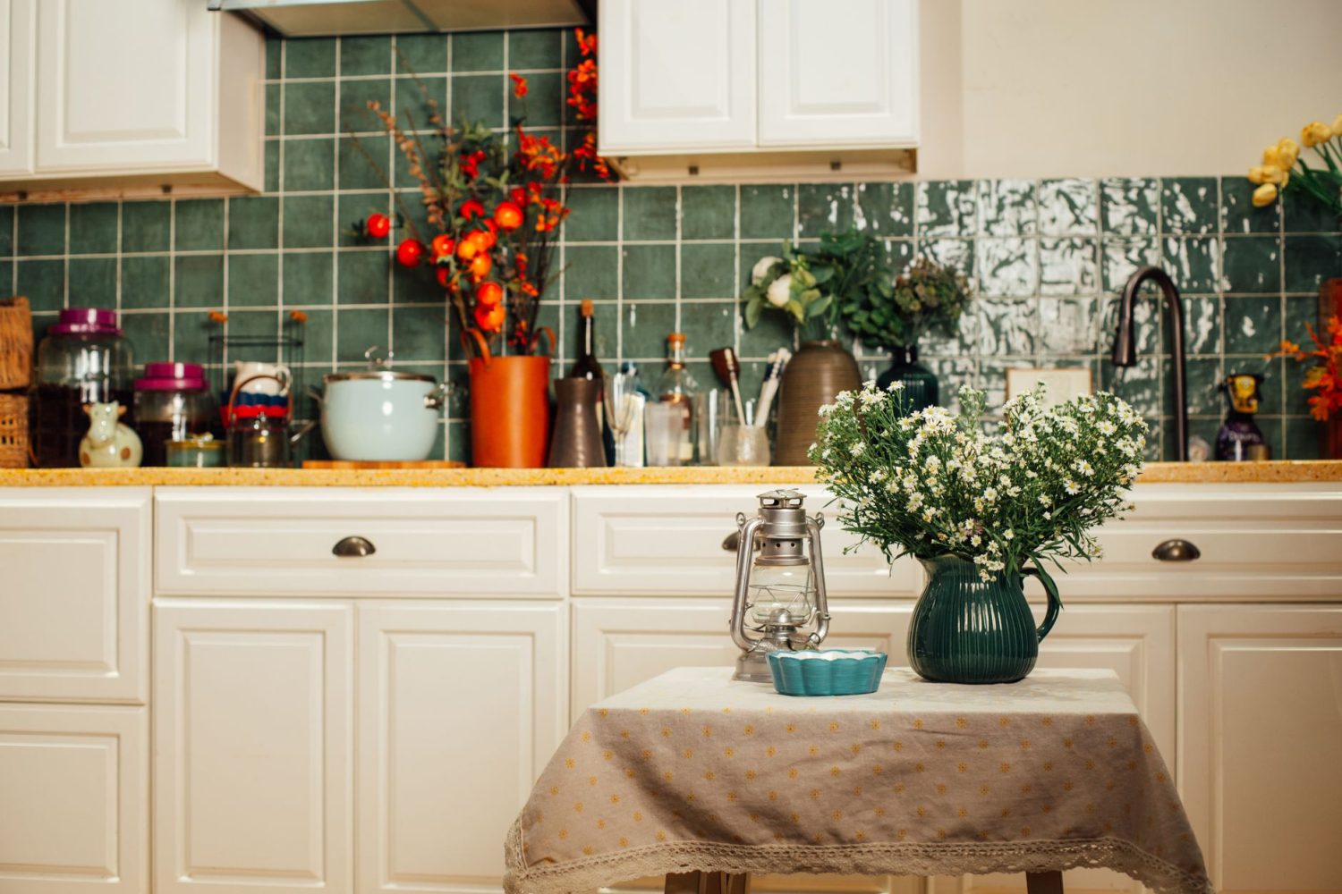 Que mettre au-dessus des meubles de cuisine : idées déco et rangements